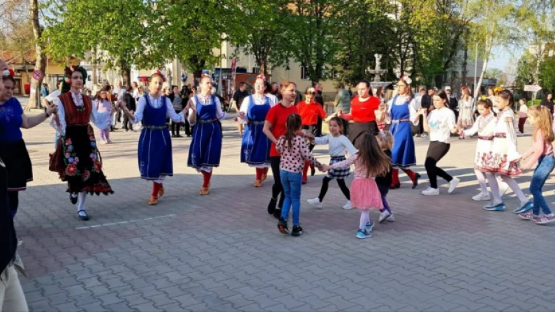 Великденско хоро огласи Дулово