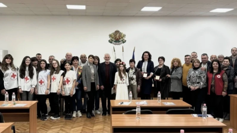 Ученици доброволци от СУ „Христо Ботев“ взеха участие в тържествената церемония в Общински съвет  Тутракан