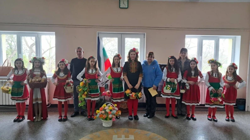 Малки лазарки поздравиха община Тутракан